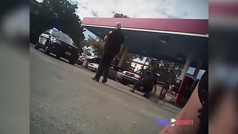 FUERTE VIDEO: Un hombre aporrea a un policía en EE.UU. y es abatido por otro agente