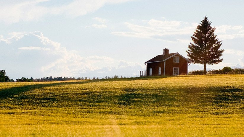 FOTOS: Un canadiense encuentra una casa 'estacionada' en medio de su campo