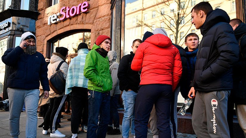 Largas colas, bus para la noche, mucho frío: Así esperan los fans para comprar un iPhone X en Moscú