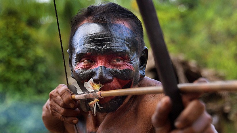 Una tribu casi extinta de la Amazonia planta cara a las compañías mineras