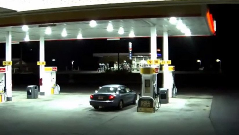 VIDEO: Una mujer escapa del maletero del auto de su secuestrador (MOMENTO EXACTO)