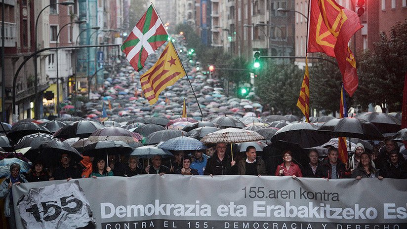 Miles de vascos protestan contra el control directo de Cataluña desde Madrid