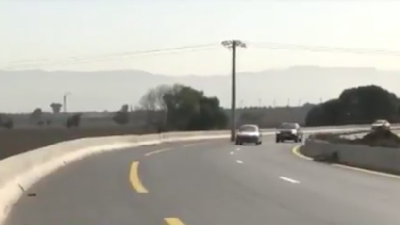 ¡Ojo al poste!: Una carretera de Argelia posee un gran obstáculo en mitad de la vía (VIDEO)
