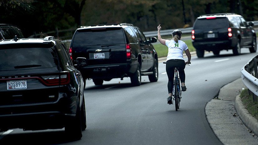 Despiden a una mujer por realizar un gesto "obsceno" al convoy de Trump