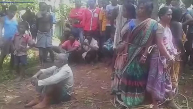 Video turbador: mujeres acusadas de brujería son atadas a un árbol y golpeadas en la India