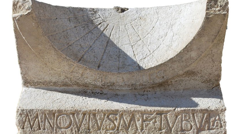 "Es realmente especial": Tras 2.000 años escondido sale a la luz un reloj solar romano
