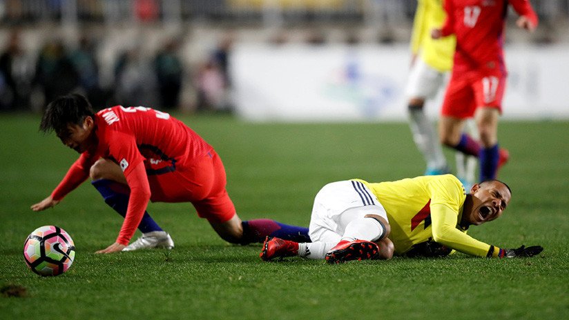 El futbolista colombiano Edwin Cardona hace un gesto racista a los jugadores surcoreanos (VIDEO)