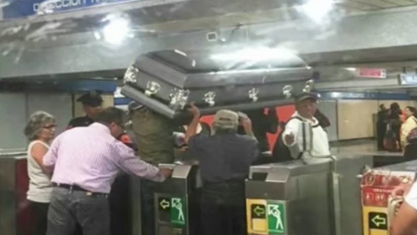 Insólito: Un ataúd 'viaja' por el metro de la Ciudad de México