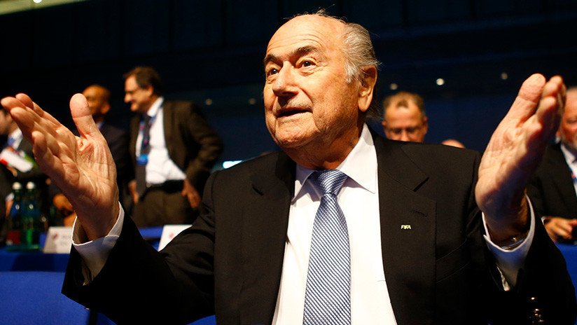 Estrella del fútbol de EE.UU. acusa a Blatter de agresión sexual en la gala del Balón de Oro