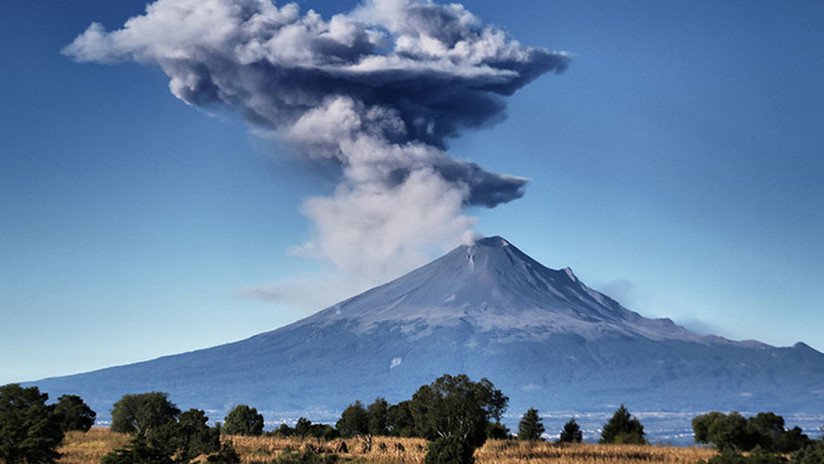 El Popocatépetl expulsa al aire una columna de cenizas tras una explosión (VIDEO)