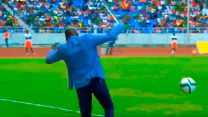 Espectacular caída del seleccionador de Zambia al intentar dominar la pelota (VIDEO)