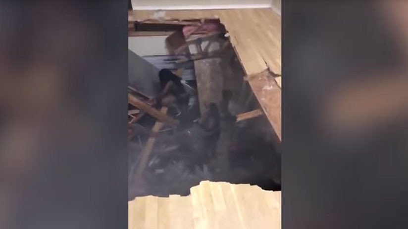 Una fiesta en un piso de estudiantes termina abruptamente al derrumbarse el suelo (VIDEO)