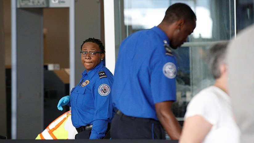 VIDEO: Un vigilante agarra heroicamente una maleta humeante que explotó en un aeropuerto de Florida