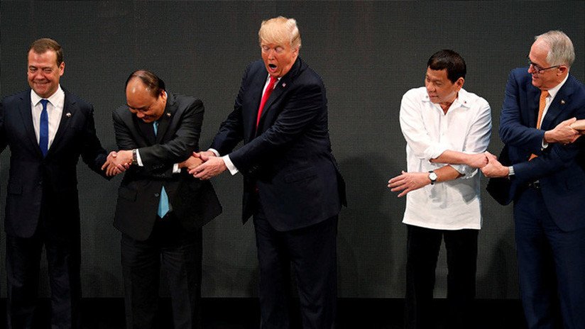 VIDEO: Trump protagoniza un nuevo desaguisado al no saber cómo dar la mano 'al estilo ASEAN'