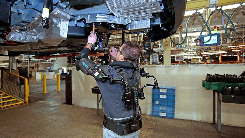 VIDEO: Así funciona el exoesqueleto utilizado por los empleados de Ford en la línea de ensamble