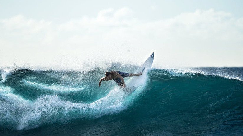 Un surfista sobrevive al ataque de un tiburón gracias a un video de YouTube