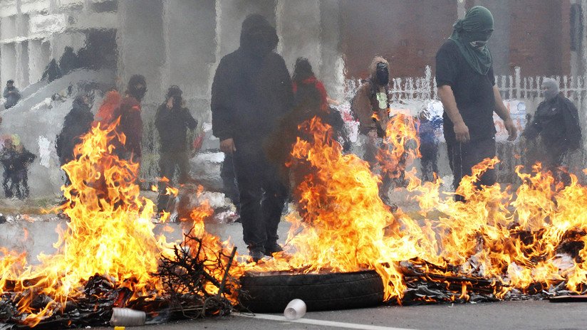 FOTOS: Fuego y barricadas en una ciudad chilena para llamar al boicot electoral