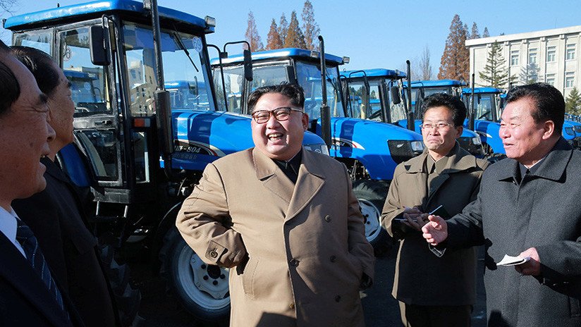 Tractores en vez de misiles: Medios norcoreanos presentan más a Kim Jong-un rodeado de civiles