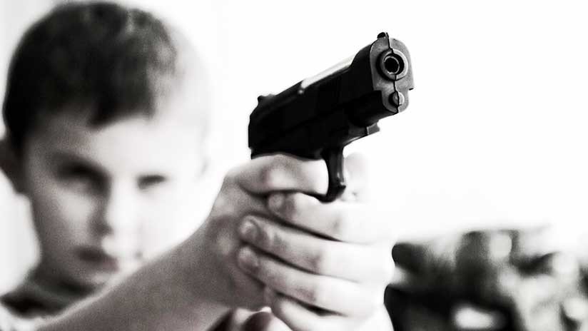 FUERTE VIDEO: Un niño dispara por accidente al vendedor de una tienda de armas