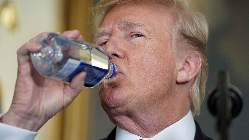 Trump interrumpe su discurso para tomar un sorbo de agua, y las redes se vuelven locas