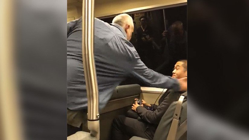 "Te odio, negro chino": Un pasajero racista ataca a un asiático en el metro de San Francisco (VIDEO)