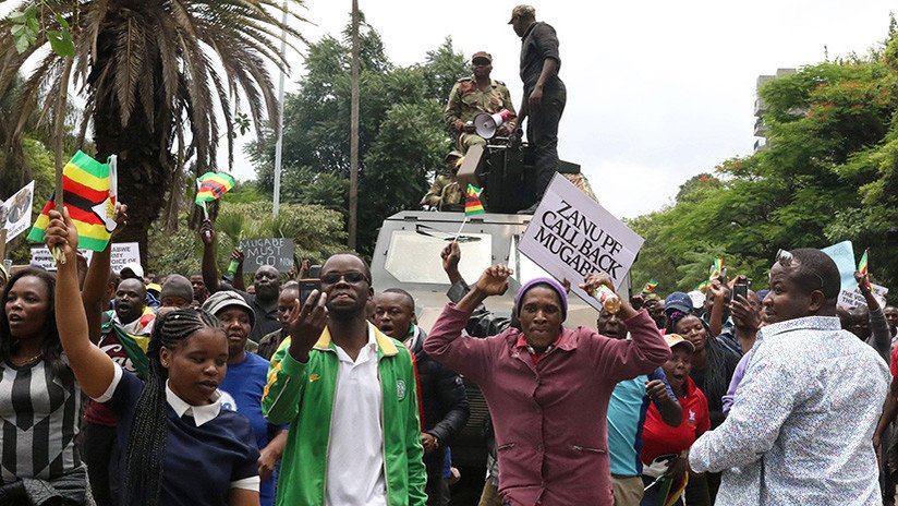 VIDEO: Una marcha multitudinaria contra Mugabe se dirige al palacio presidencial de Zimbabue 