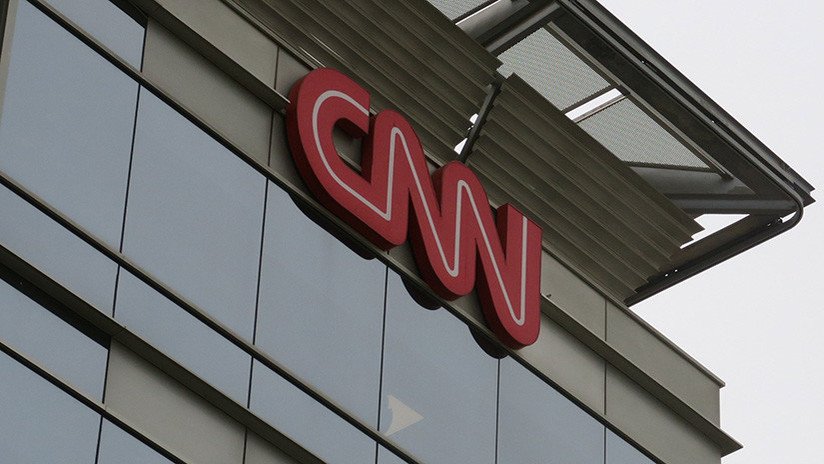 Prohíben a un escolar visitar la sede de la CNN con una camiseta en la que ponía "Noticias Falsas"