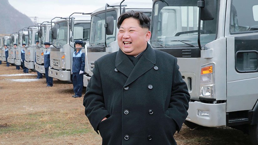 "¿Les recuerda a alguien?": Kim Jong-un posa al volante de un tráiler (FOTOS)