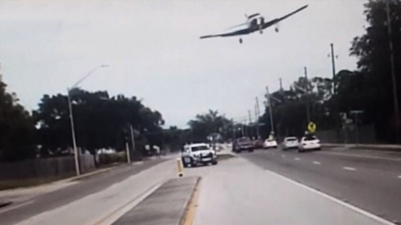 IMPRESIONANTE VIDEO: Una avioneta realiza un aterrizaje forzoso en medio de una calle