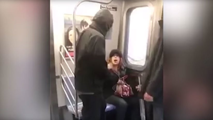 Pide a un hombre que cierre las piernas en el metro y acaba golpeada (VIDEO)