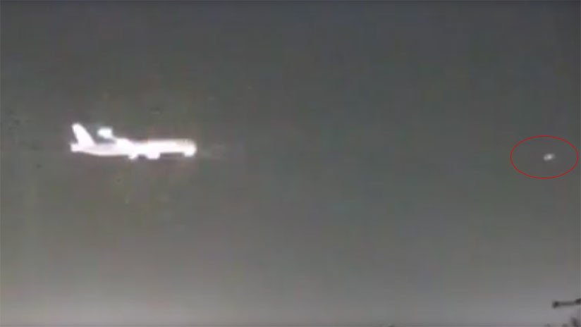 VIDEO: Un objeto no identificado ilumina el cielo de Londres instantes antes del paso de un avión 