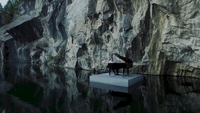Pianista interpreta una obra sobre una balsa en un lago en Rusia (VIDEO)