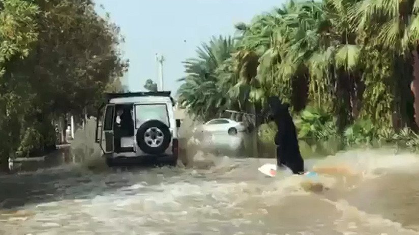 VIDEO: Mujer con burka demuestra sus habilidades en el surf en una calle inundada de Arabia Saudita