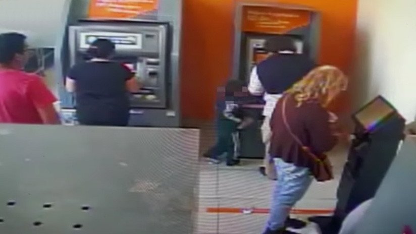 "Como un delincuente avezado": Niño de cuatro años roba dinero de un cajero automático (Video)