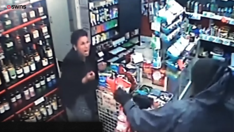 'No te doy otra no más': Valiente cajera hace huir a un ladrón armado (VIDEO)