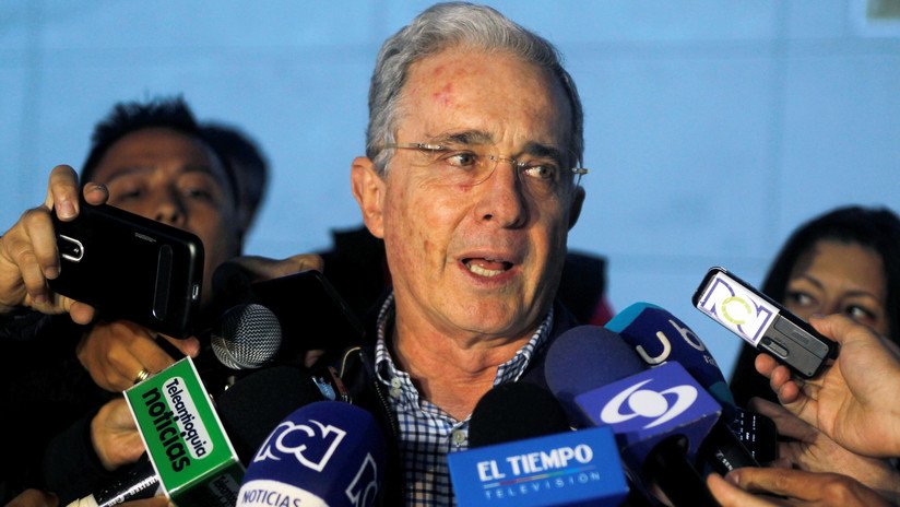 Expresidentes colombianos Uribe y Pastrana firman pacto para las presidenciales del 2018