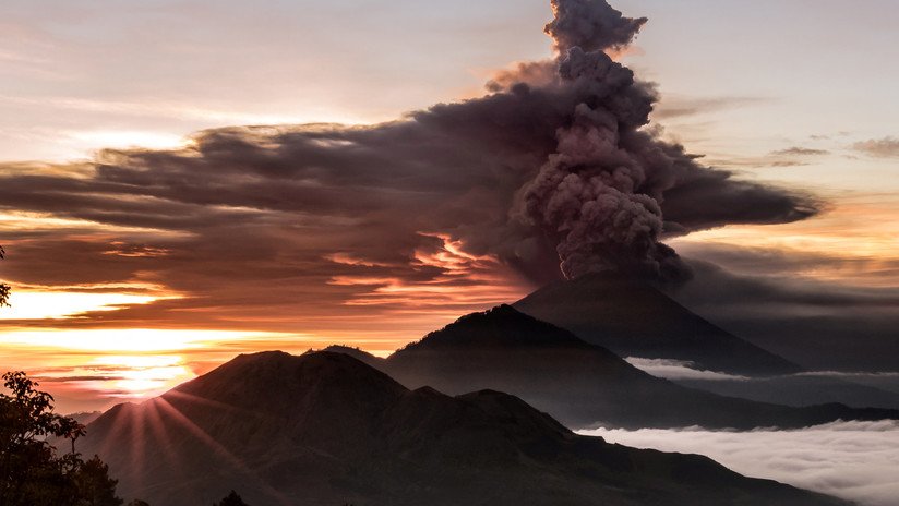 Indonesia eleva al máximo el nivel de amenaza del volcán activo en la isla de Bali (VIDEO)