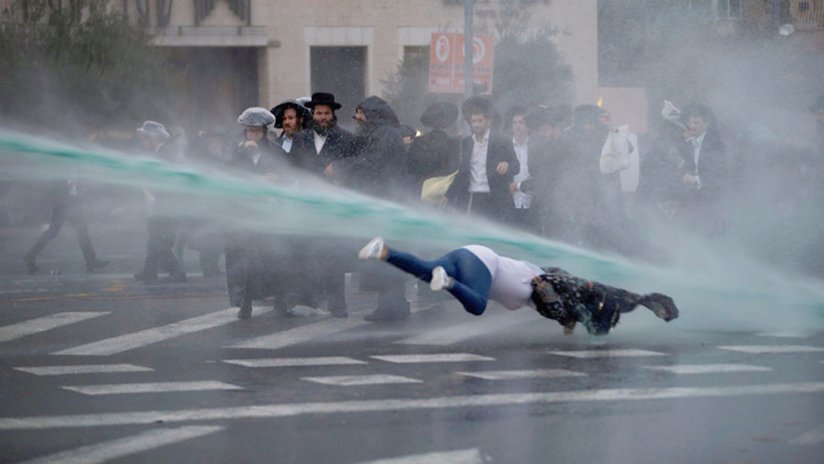 VIDEO: Una mujer sale despedida por los aires por un cañón de agua durante una protesta en Israel