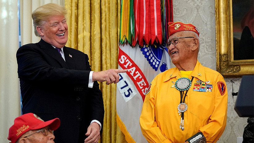 Un nuevo desaguisado de Trump: Habla de "Pocahontas" en un homenaje a veteranos indígenas (VIDEO)