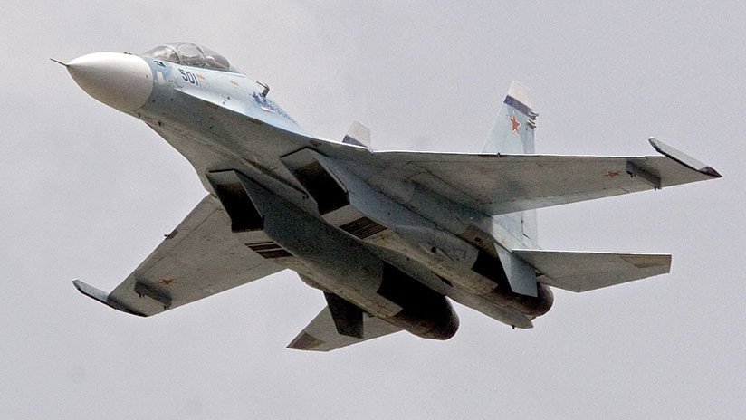 Un caza ruso Su-30 intercepta un avión de la Marina de EE.UU. sobre el mar Negro