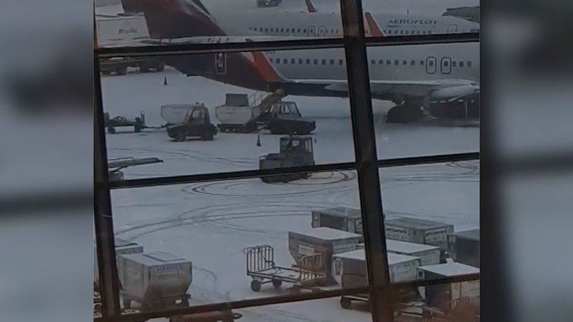 ¿Último día laboral?: Un operario hace derrapes sobre la nieve en un aeropuerto de Moscú (VIDEO)