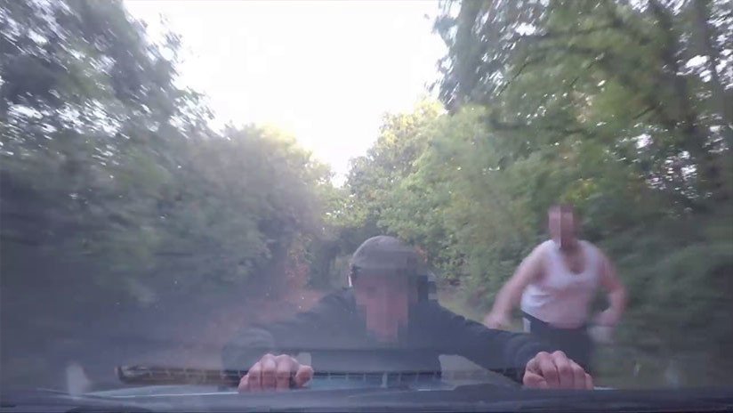 VIDEO: Salta sobre el coche en marcha de una mujer para robarle la cámara