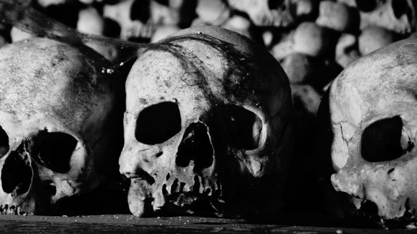 FOTO: Hallan una fosa con 90 cráneos y otros huesos humanos en el centro de Madrid