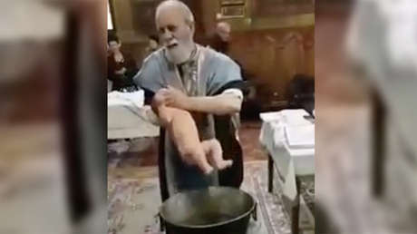 Sacerdote trata violentamente a un bebé durante un bautizo en Rumanía (VIDEO)