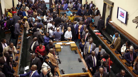 Zimbabue: Mugabe dimite ante la decisión del Parlamento sobre su destitución (VIDEO)