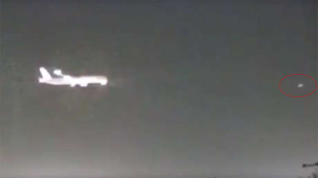 VIDEO: Un objeto no identificado ilumina el cielo de Londres instantes antes del paso de un avión