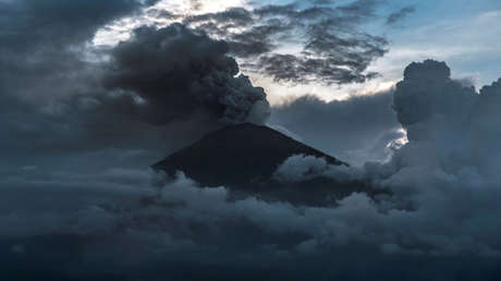 "No entren en pánico": Nube de ceniza provoca que varías aerolíneas cancelen vuelos (VIDEO)