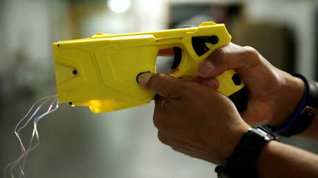 "Disculpa, Nick": Policía de EE.UU. ataca por error a su compañero con una pistola eléctrica (VIDEO)