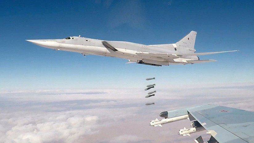Bombarderos estratégicos rusos atacan objetivos del EI en el este de Siria 