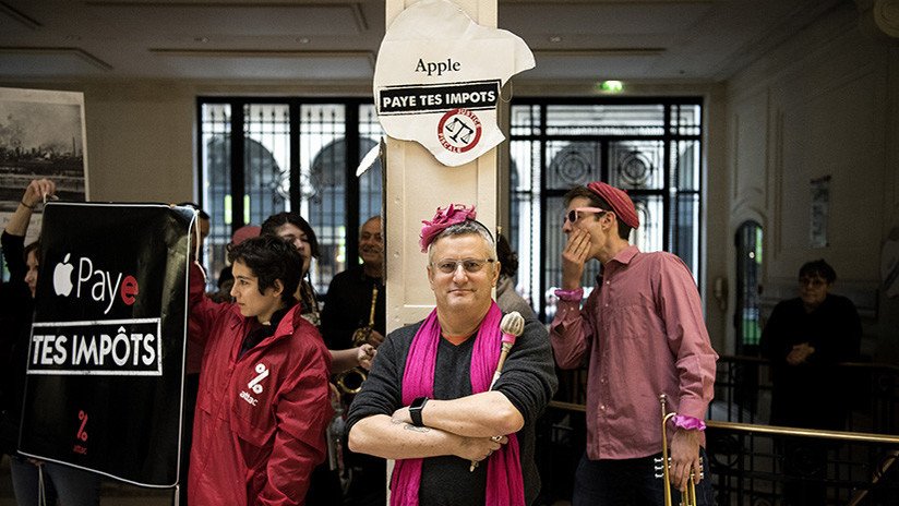 Activistas ocupan una docena de tiendas de Apple en Francia en protesta por la evasión fiscal